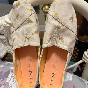 Womens Toms, 8.5 bee shoes